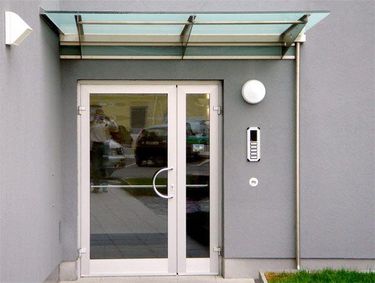 Stahlschwerter mit Glasauflager und Kastenrinne