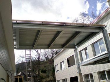 Trägerkonstruktion mit Trapezblecheinhausung