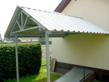 Vordach mit Trapezeindeckung