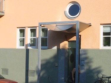 Stainz-Nirosta-Vordach gebogen mit Trägerkonstraße